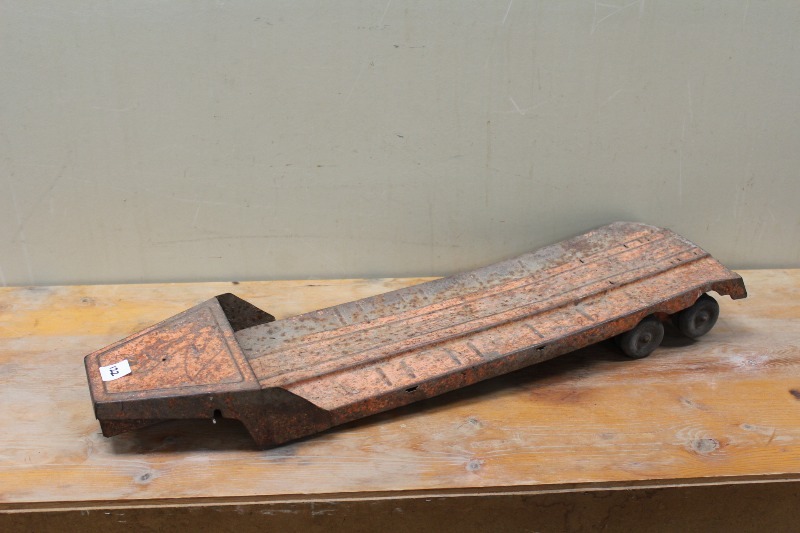 lot 122 image: Antique Louis Marx Tin Semi Trailer