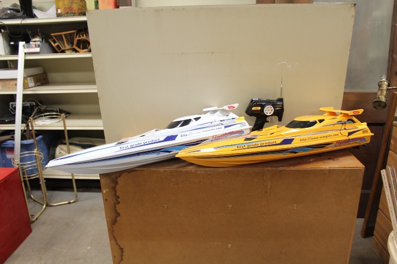 lot 182 image: Pair of RC Speed Boats