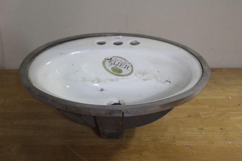 lot 204 image: Bathroom Sink