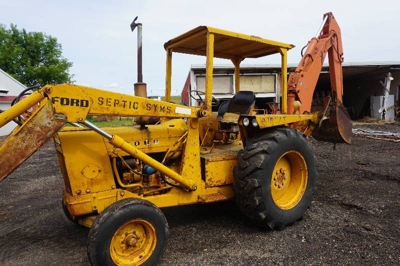 lot 1 image: Ford 4500 Tractor Front End Loader Back Hoe With Boom Attachment