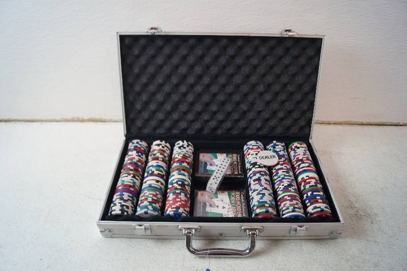 lot 4 image: Poker Set