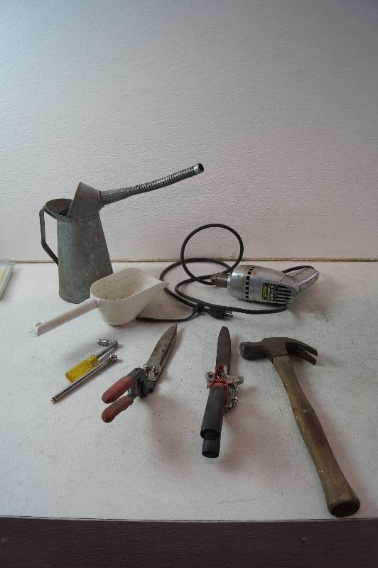 lot 12 image: Hand Tools