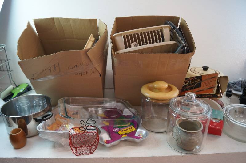 lot 18 image: Kitchen Items