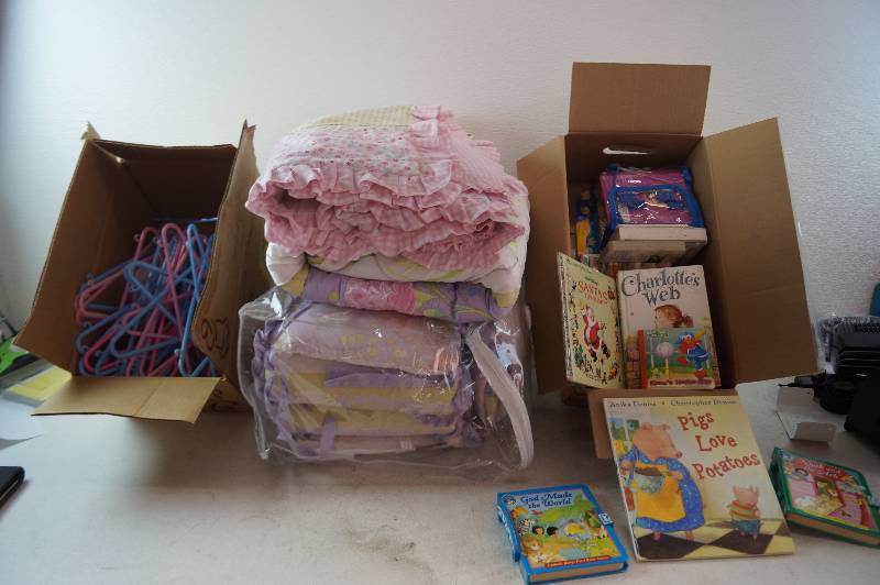 lot 21 image: Childrens Room Items