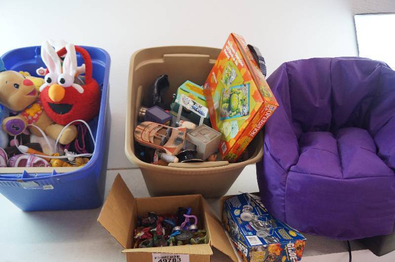 lot 24 image: Childrens Toys