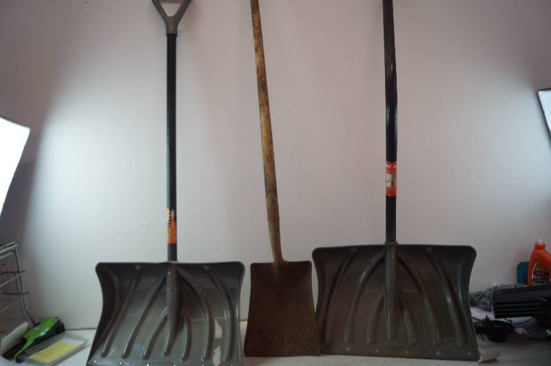 lot 26 image: Shovels