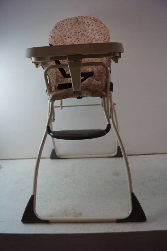 lot 28 image: Collapsible High Chair