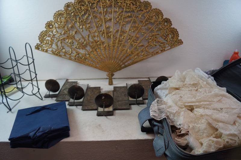 lot 30 image: Decor