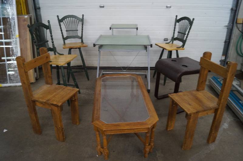 lot 43 image: Furniture