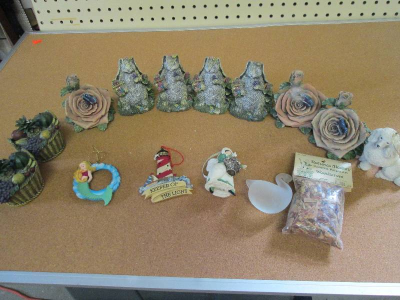 mixed lot of bookshelf decoration a...
