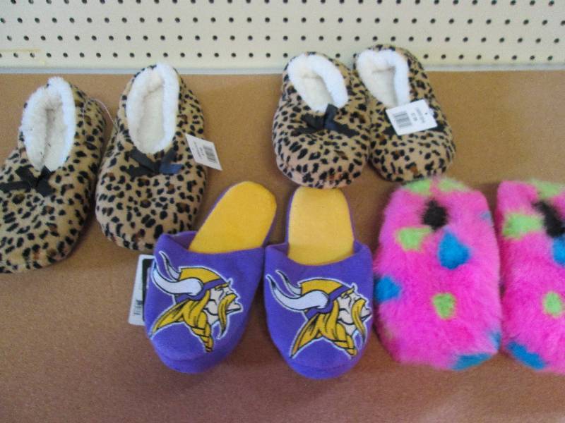 mixed lot of 4 slippers kids sizes...