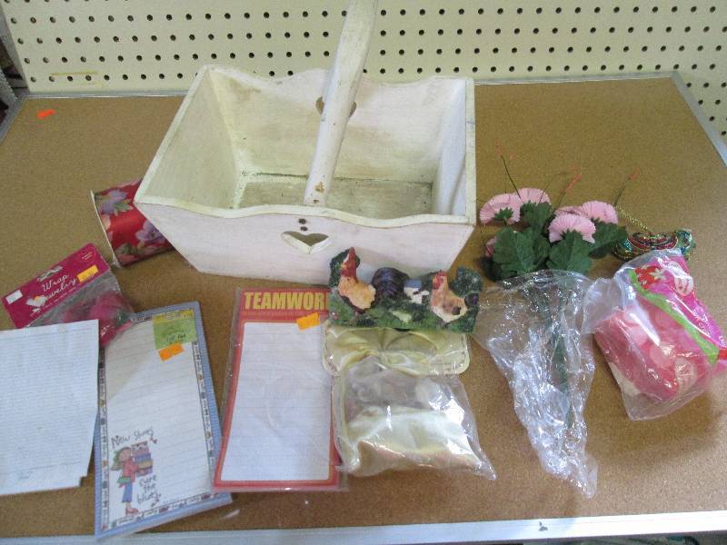 lot of decorative houshole items an...