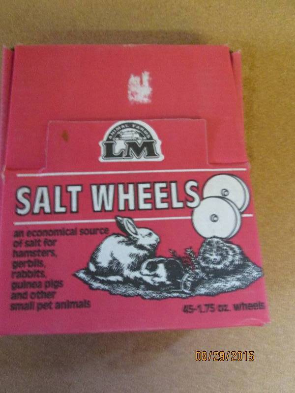 box of 35 salt wheels for hamsters,...