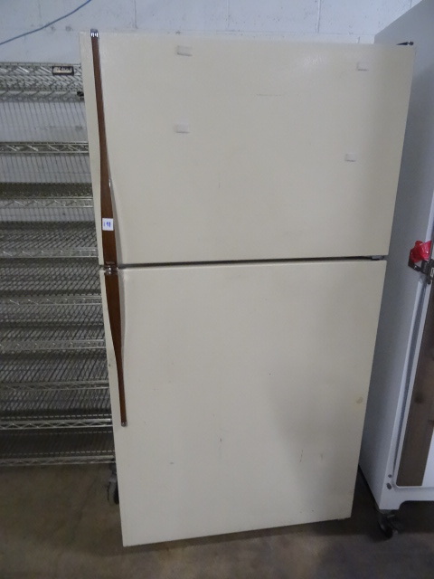 Hot Point Fridge Freezer 23.7 Cu. Ft.