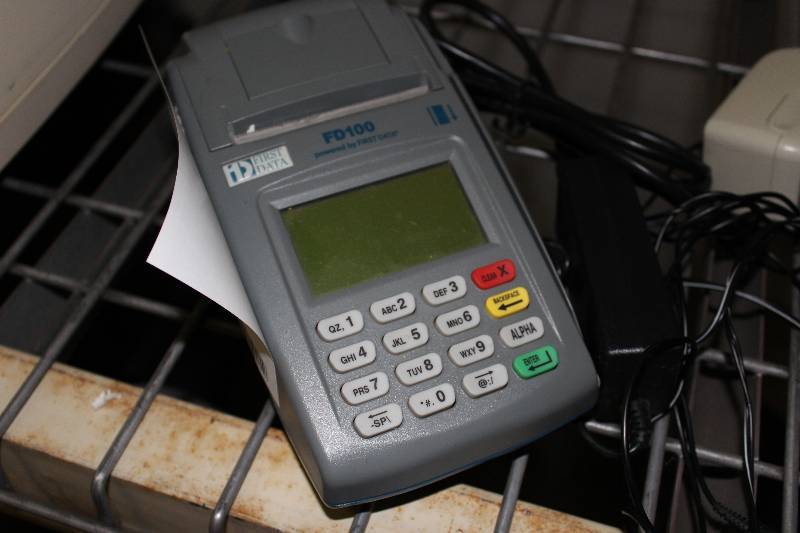 lot 97 image: First Data FD100 Credit Card Scanner  POS Machine With Cords.