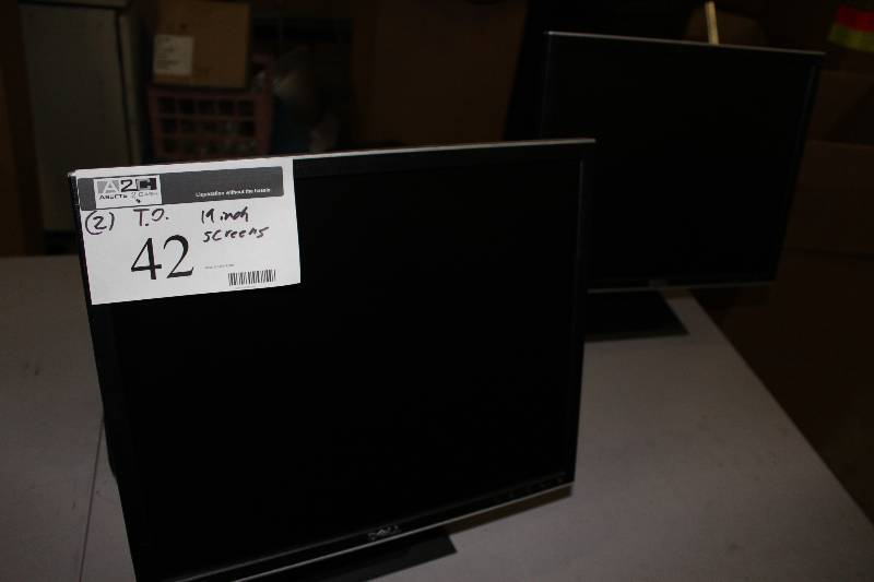 lot 42 image: Lot of (2) Dell 19 Monitors REV A00 Tested & Operational.