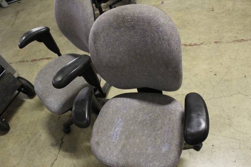 lot 101 image: Lot of (2) Office Swivel Chairs wUpholstered Seats & Arm Rests.