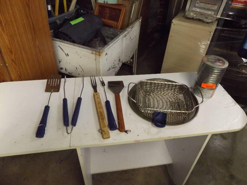 lot 264 image: BBQ Utentials and Rope Light