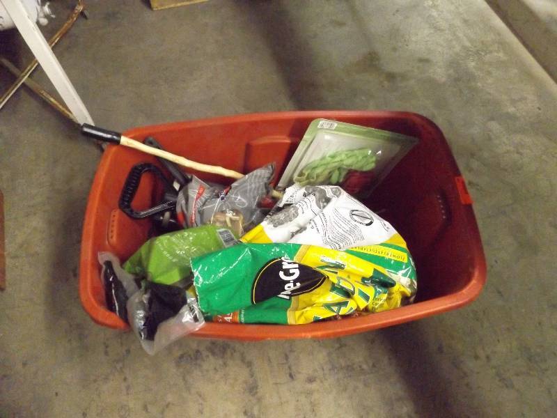 lot 268 image: Tote of yard items