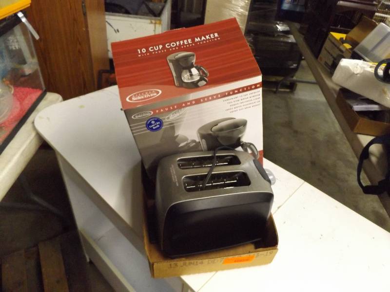 lot 272 image: New 10 Cup Coffee Maker and a 2 Slice Toaster