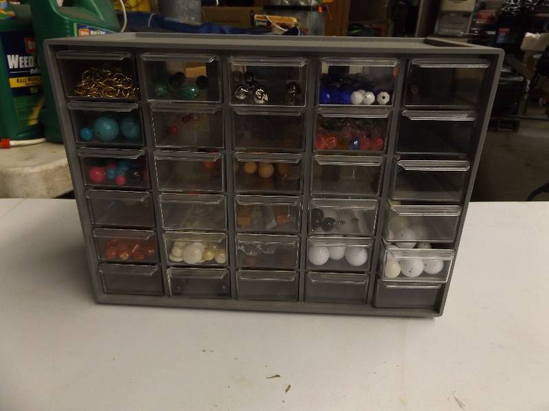 lot 287 image: Organizer and Beads