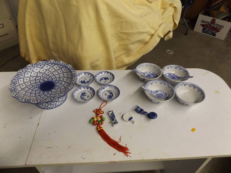 lot 283 image: Blue Oriental Dishes