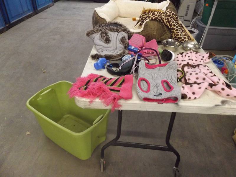 lot 208 image: Pet lot 1