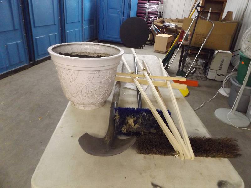 lot 213 image: Pot, Shovel, Easel, Broom