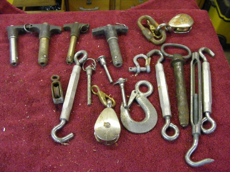 lot 33 image: 17 Pullies, Hooks & Pins