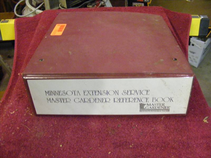 lot 15 image: Gardening Reference Book