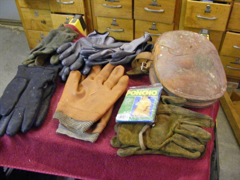 lot 23 image: Knee Pads and Gloves