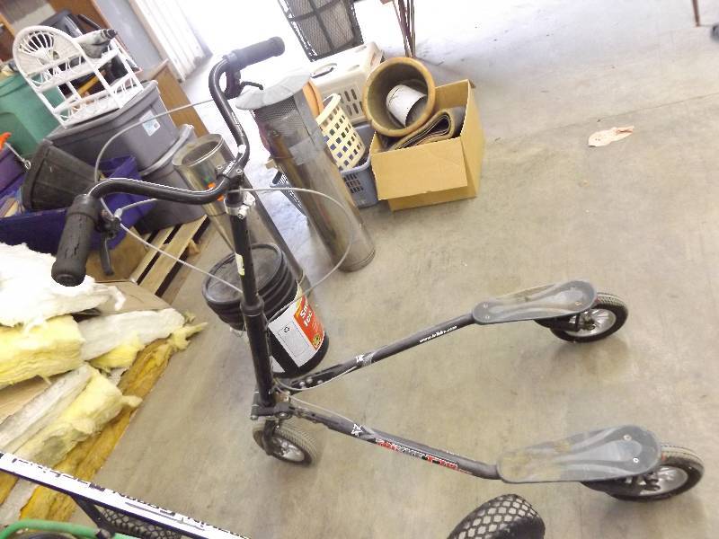 lot 112 image: Trikke T78 Standing Tricycle