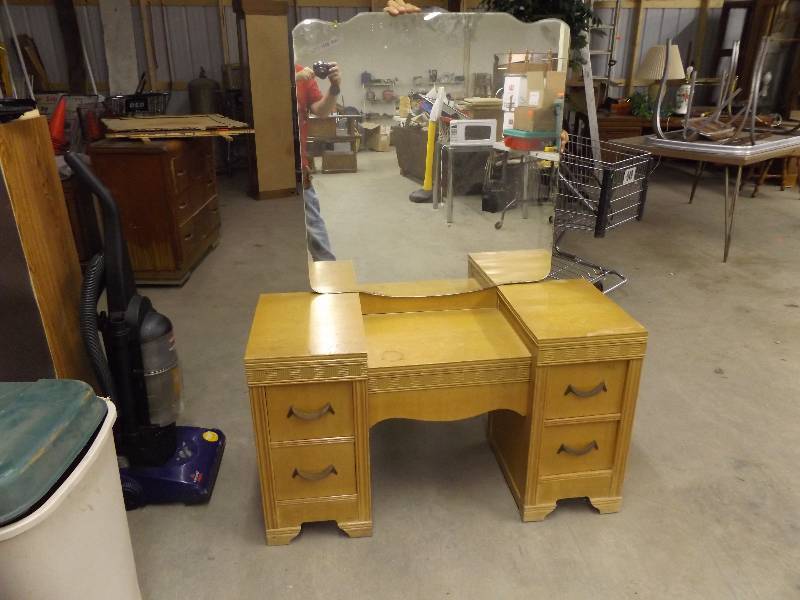 lot 117 image: 4 Drawer Dressing Table with Mirror