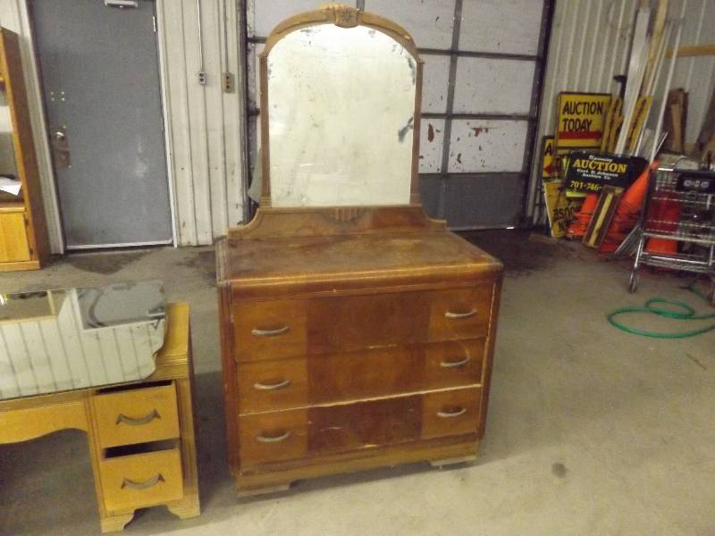 lot 118 image: 3 Drawer Chest of Drawers with Mirror