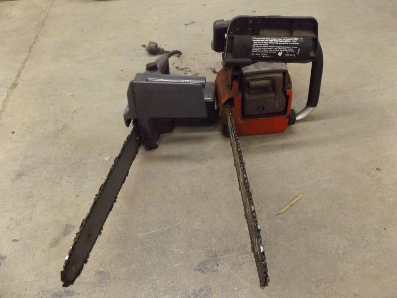 lot 129 image: Homelite 252 Classic Chainsaw and Craftsman Chainsaw