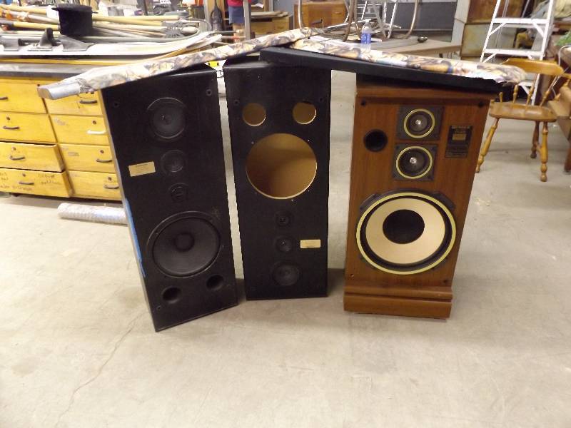 lot 136 image: 3 Speakers