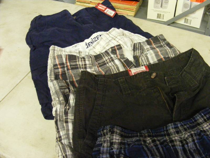 lot 242 image: Mens S top, S 28 Shorts