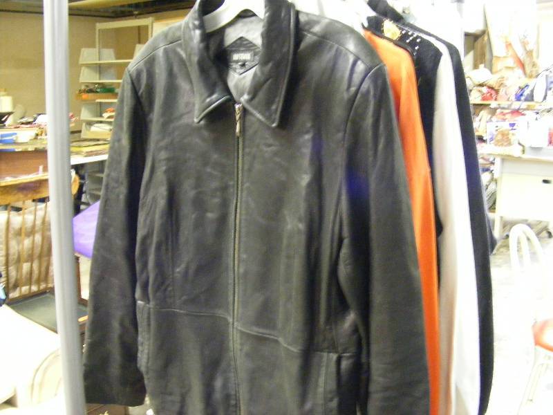 lot 243 image: Ladies XL Leather Jacket, Ladies XL Holiday