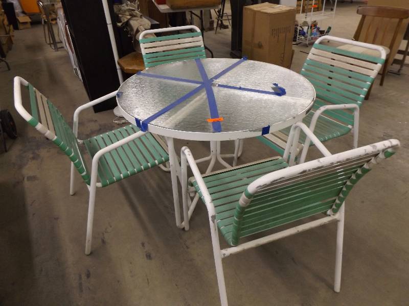 lot 291 image: Patio Table and 4 Outdoor Chairs