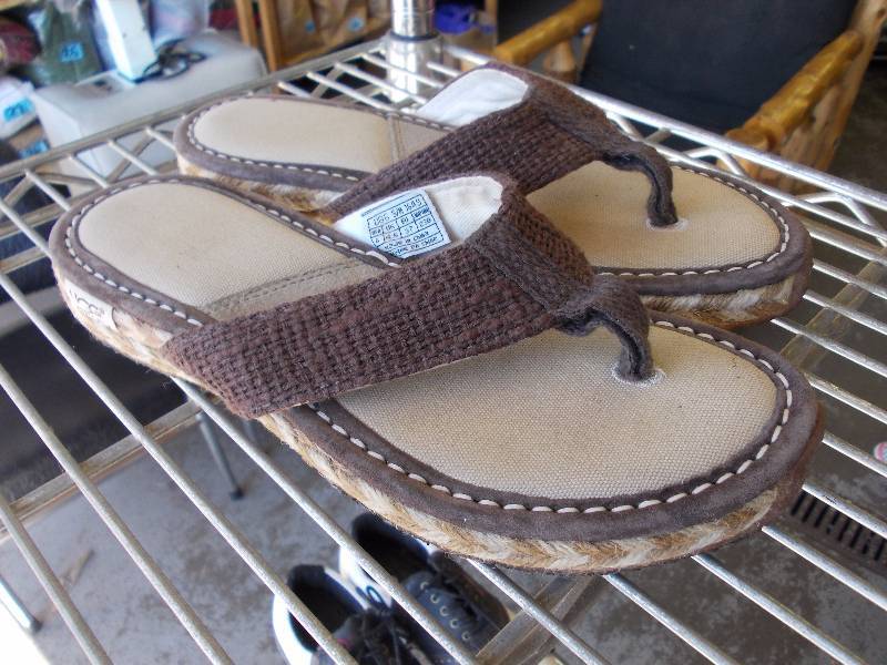 UGG Flip Flops (Like New, Size 6)