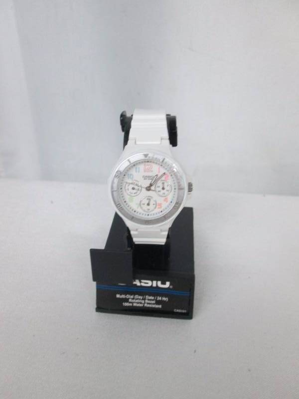 lot 68 image: Casio Ladies White Sport Watch