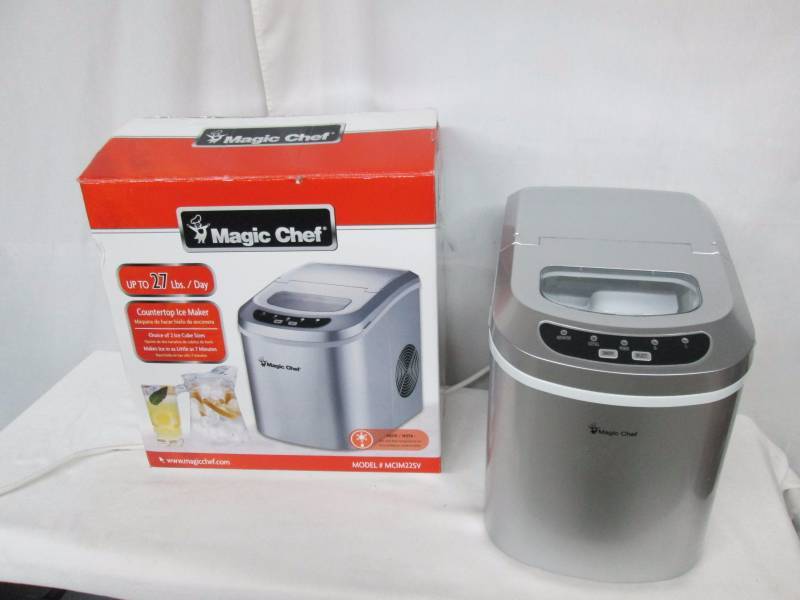 lot 18 image: Magic Chef Countertop Ice Maker