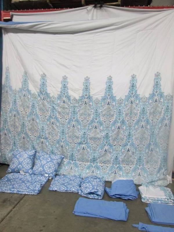 lot 88 image: Alcove Grace Comforter Set - King