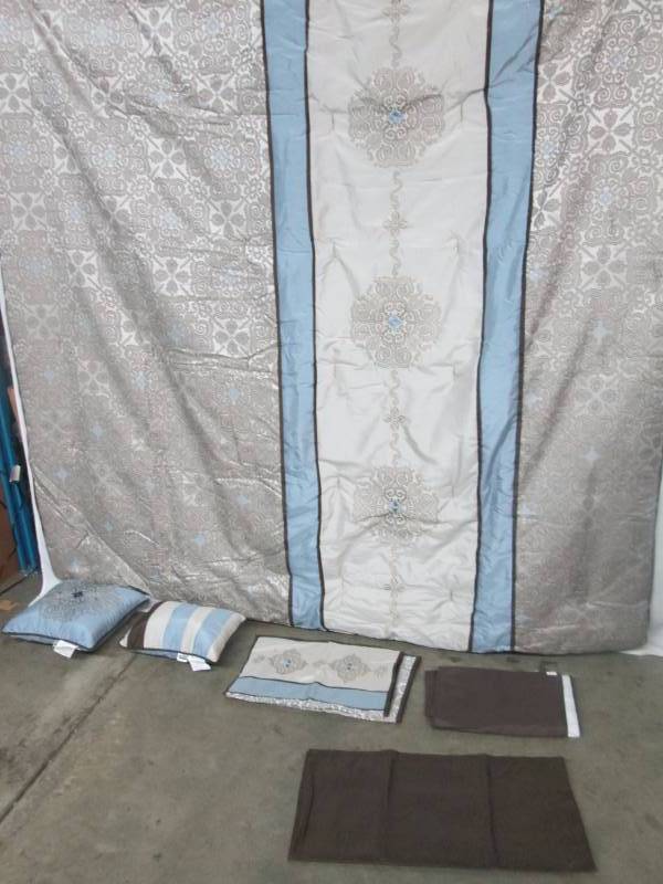 lot 90 image: McLeland Design Perkle 8pc Queen Comforter Set