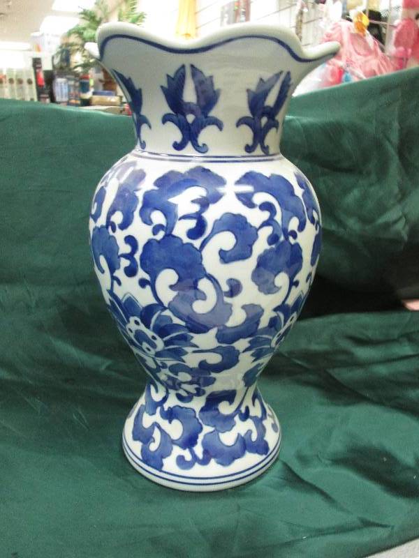 Vintage vase, White W blue Flower...