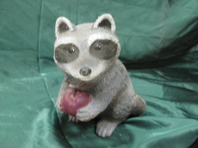 Home Dcor, Racoon Holding an Appl...