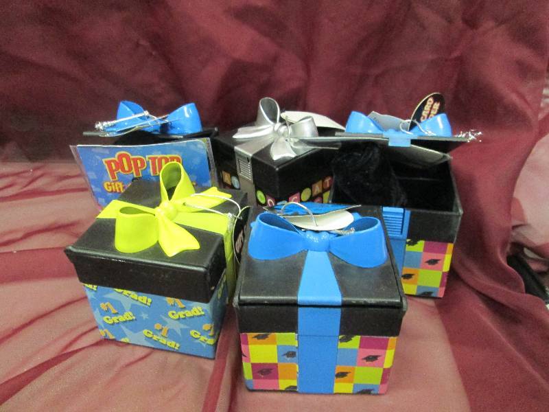 Qty 5  plastic gift box that pops o...
