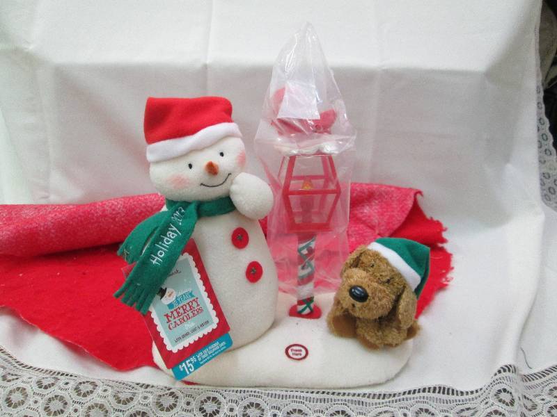 Merry Carolers trio with sound, lig...