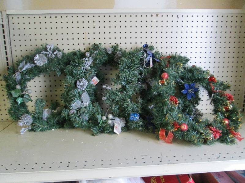 Qty 4 Christmas wreath with decorat...