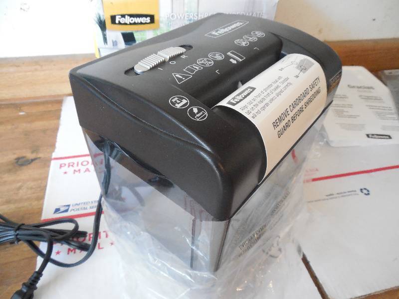 lot 14 image: Fellowes Powershred Shredmate Paper Shredder Black